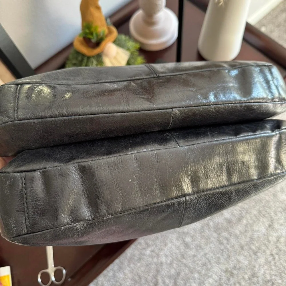 Badgley Mischka leather shoulder bag.‎